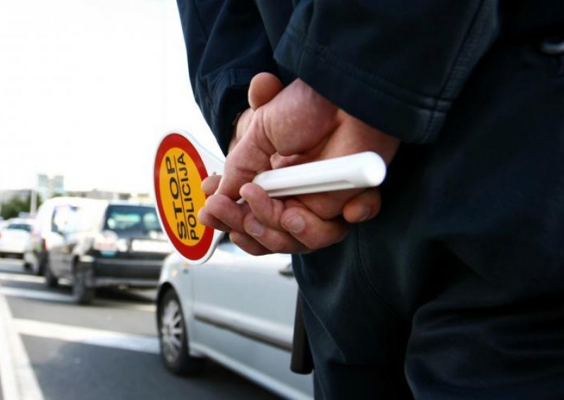 Dijete unatraške istrčalo na cestu pred automobil