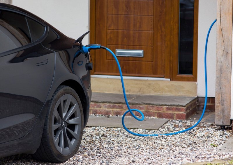 Stručnjaci upozoravaju: Obična utičnica nije predviđena za svakodnevno punjenje električnih automobila