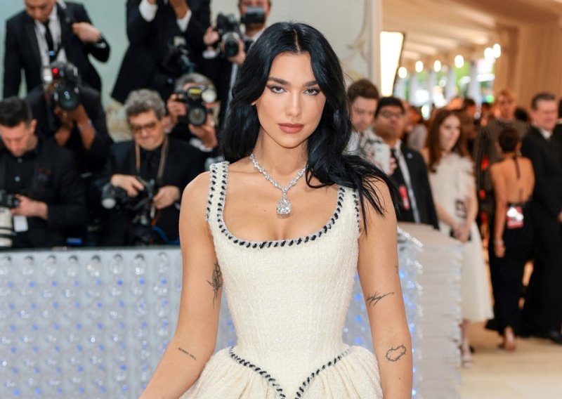 Dua Lipa prekršila je sva pravila i oduševila vjenčanicom: Ovakva elegancije se ne viđa često