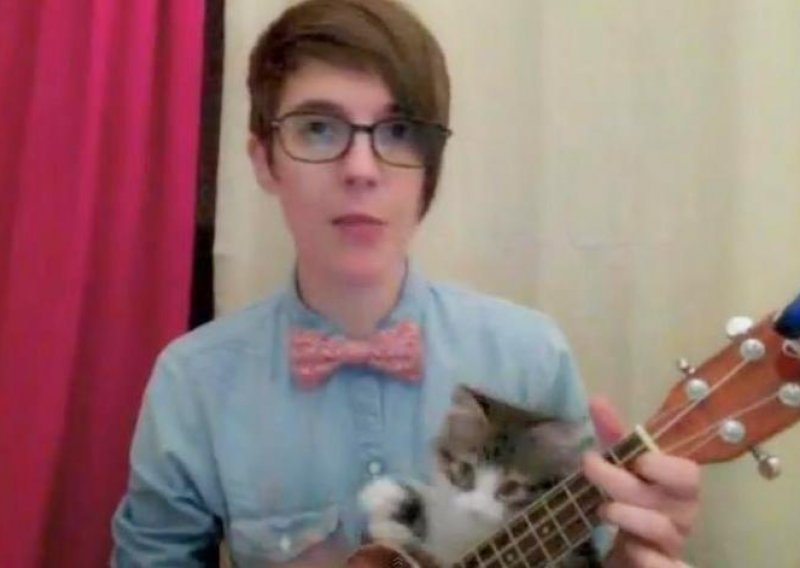 Mačić s vlasnicom zasvirao ukulele
