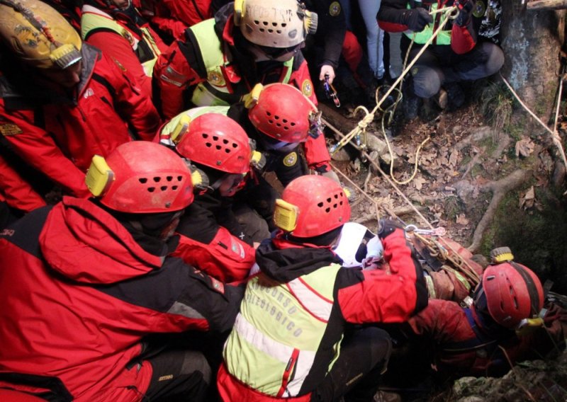 Dramatična akcija spašavanja: Speleologu kamen priklještio nogu na dubini od 120 metara