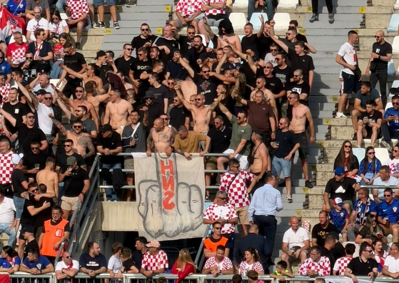 Torcida se u Rijeci odvojila od ostalih navijačkih skupina i pokazala srednji prst HNS-u