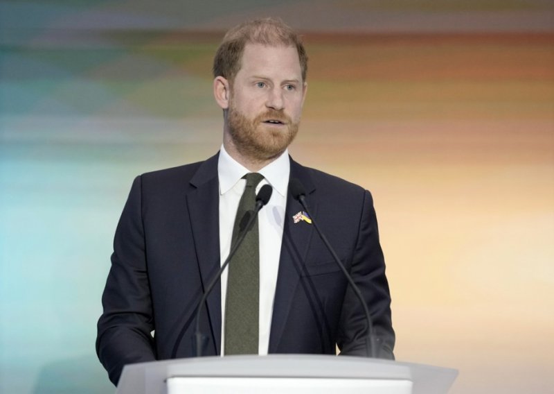 Svi se pitaju gdje je Meghan: Princ Harry iznenadio solo dolaskom na proslavu u Los Angelesu