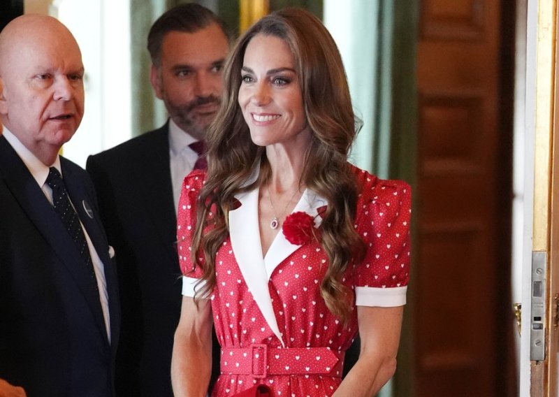 Svi pričaju o looku Kate Middleton: Nikada nije izgledala ovako sretno i chic