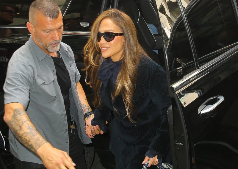 Svi su gledali njezine noge: J.Lo prošetala u komadu koji se ili obožava ili mrzi