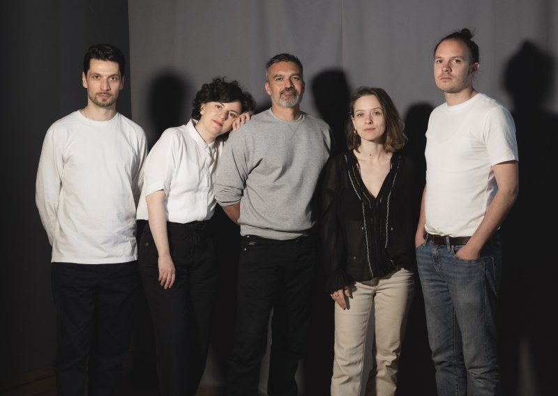 Premijera u Teatru EXIT: Maja Posavec i Aleksandar Švabić donose mistični astro-show 'Astro Maja'