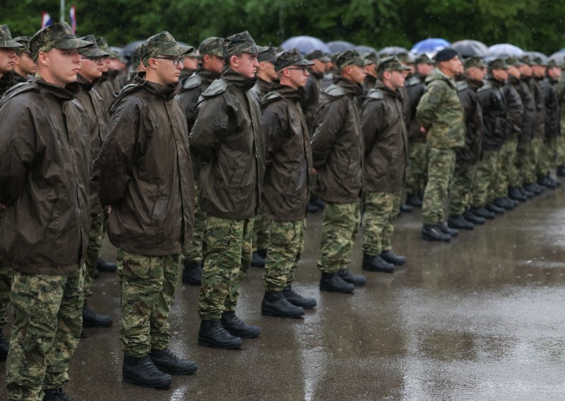 FOTO Prisegnulo 900 novih ročnika, među njima i 53 žene