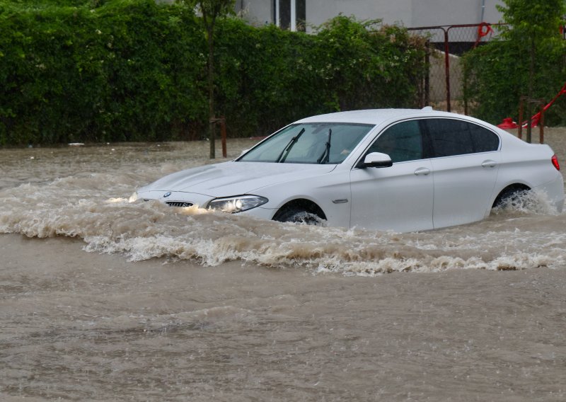 VIDEO Bujice paralizirale Split, BMW ostao zarobljen u potopu: 'Ne vidimo ništa pred sobom!'