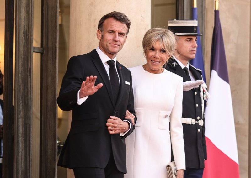 Modni trijumf Brigitte Macron: Zadivila u besprijekornoj bijeloj haljini s retro vibrom