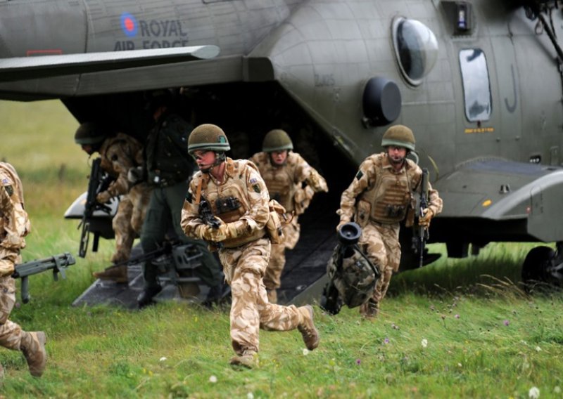Potvrdila britanska mornarica: U padu ratnog helikoptera poginule tri osobe