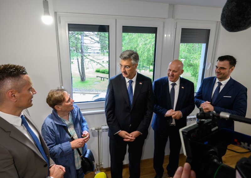 Plenković u Sisku podijelio ključeve stanarima obnovljene zgrade: 'Bolja je nego prije potresa'