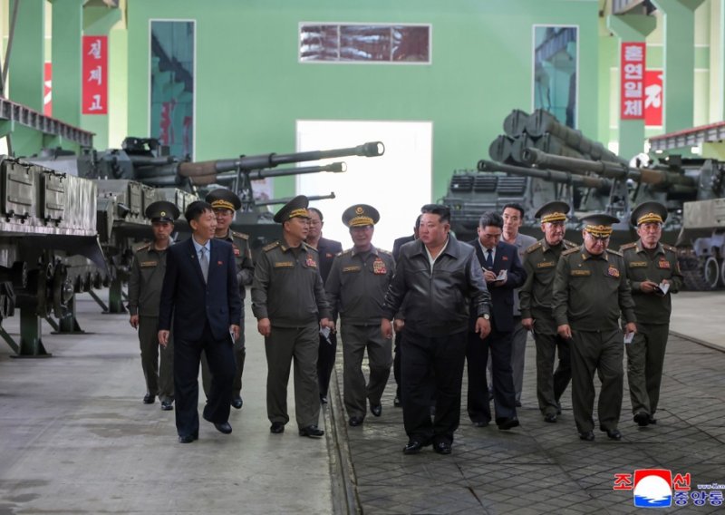 Kim Jong Un obišao novu tvornicu, želi još veći nuklearni arsenal