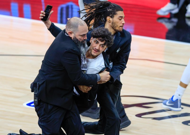 Skandal u finalu NBA lige: Navijač utrčao u teren i krenuo prema zvijezdi Spursa...