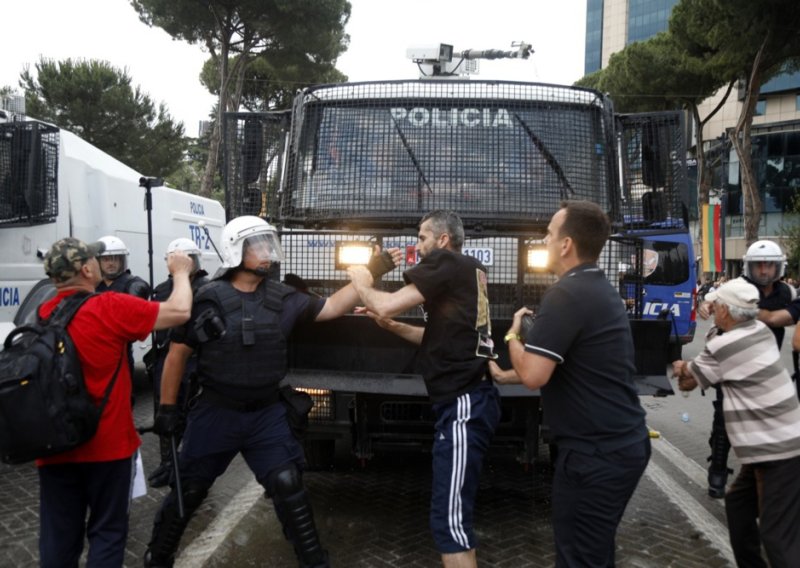 Tirana na rubu uličnog rata zbog megaprojekta Trumpovog zeta: 'Dok sam ja ovdje, nema šanse da radovi stanu'