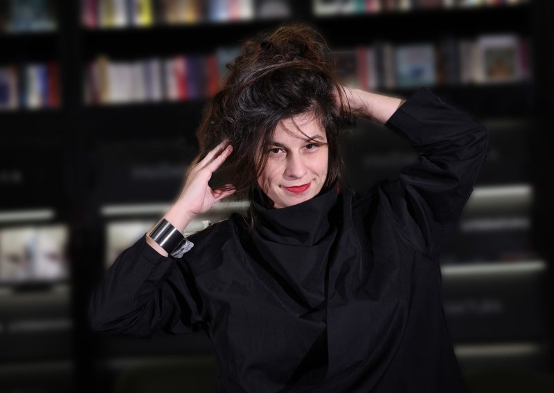 Monika Herceg: Dok se naivni svađaju oko Jugoslavije, vladajući nam kradu resurse i državu