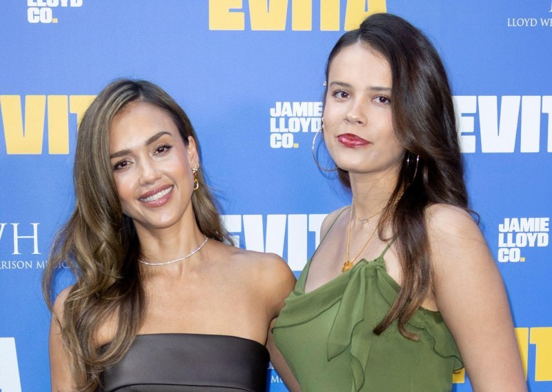 Jessica Alba kroz suze slavila uspjeh najstarije kćeri: Sve je raznježila emotivnim govorom