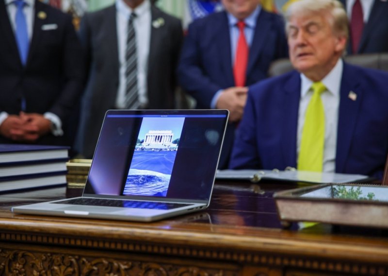 VIDEO Trumpa prozvali da spava u Ovalnom uredu, Bijela kuća objavila žestok odgovor