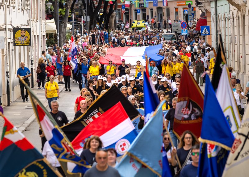 U Puli održan mimohod hrvatskih braniteljica: Vijorile zastave svih postrojbi