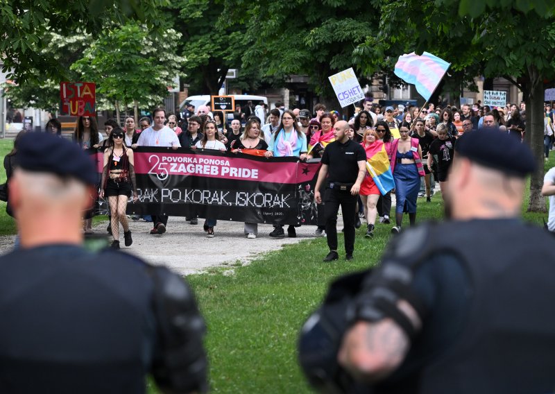 Parada ponosa stigla na Tuđmanov trg, podržao ih Tomašević, šačica desničara provocirala