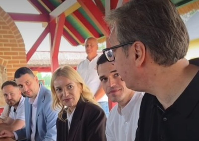 Vučić se žalio da su mu u Crnoj Gori dali 'europsku hranu' pa mladim naprednjacima narezao kulen