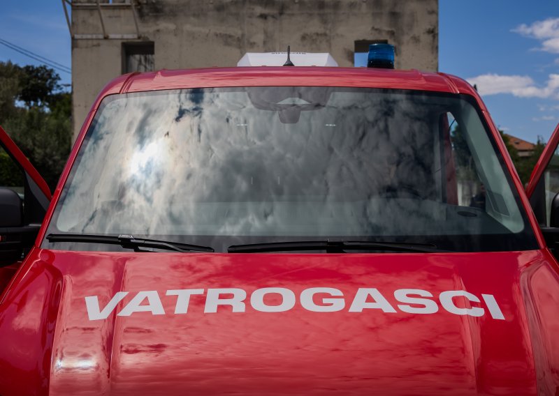 Buknuo požar u splitskom Varošu, vatrogasci ga obuzdali