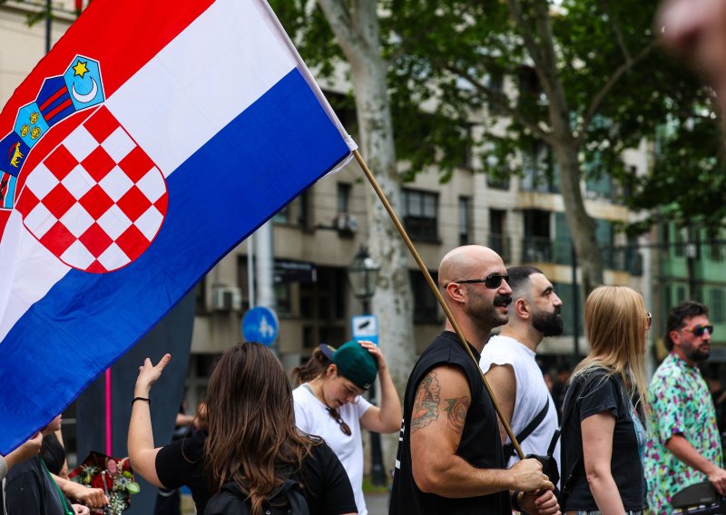 Na Prideu se vijorile hrvatske zastave, najhomofobom proglašena - Željka Markić: 'Sjaši nam s leđa'