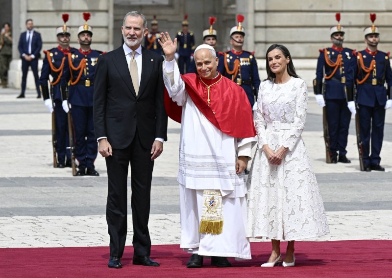 Kraljica Letizia iskoristila rijedak vatikanski privilegij: Zablistala u bijeloj čipki na susretu s Papom
