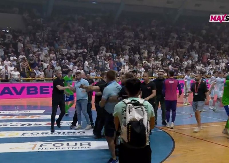 Pogledajte sramotne scene iz riječke dvorane: Dok su igrači iz Omiša slavili...