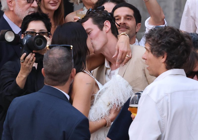 Dua Lipa i Callum Turner izrekli sudbonosno 'da', Elton John bio zvijezda večeri