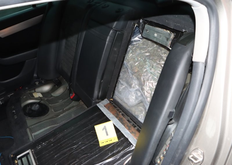 FOTO Zagrebačka policija zaustavila automobil slovenskih oznaka: Pogledajte što su pronašli kada su ga otvorili