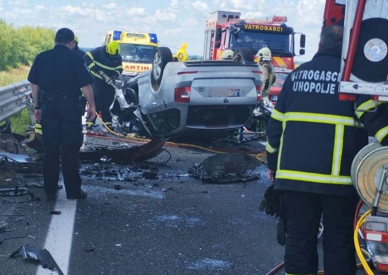 Prizori užasa na obilaznici: Poginule četiri osobe, automobili smrskani, vatrogasci rezali lim
