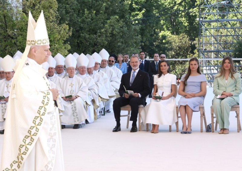 FOTO Kraljica Letizia u prvom redu na misi Pape koji je okupljenima poručio: 'Ne možete mrziti svog brata'