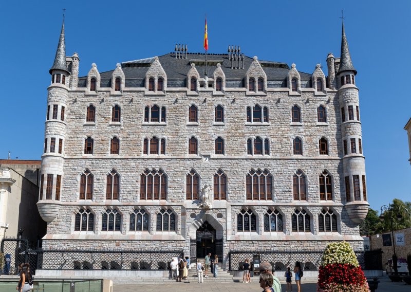 Gaudi je sinonim za Barcelonu, ali njegova djela možete vidjeti i drugdje, bez gužve