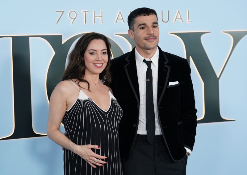 Aubrey Plaza prvi put pokazala trudnički trbuščić na crvenom tepihu