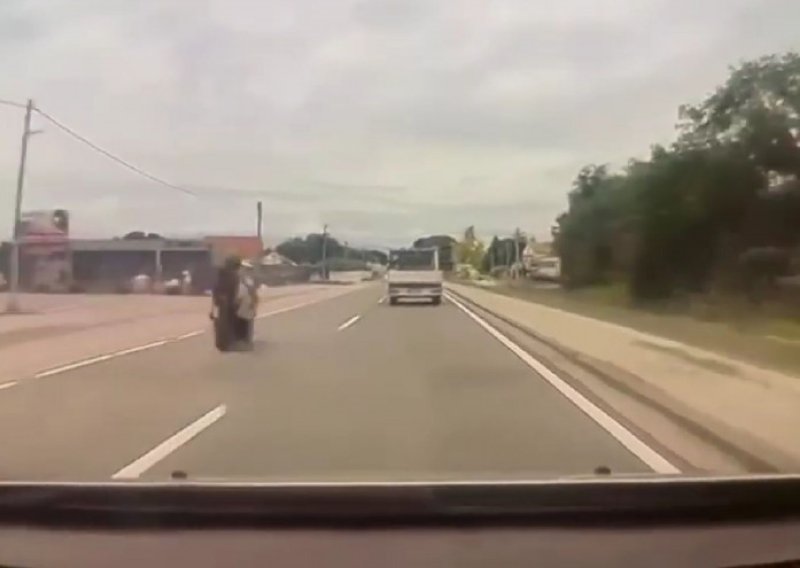 Objavljena snimka sekundi prije tragedije kod Zadra: Motocikl velikom brzinom pretjecao kolonu
