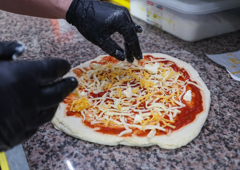 Tražio prazan tanjur da podijeli pizzu pa dobio šokantan račun, vlasnik: To je potpuno logično!
