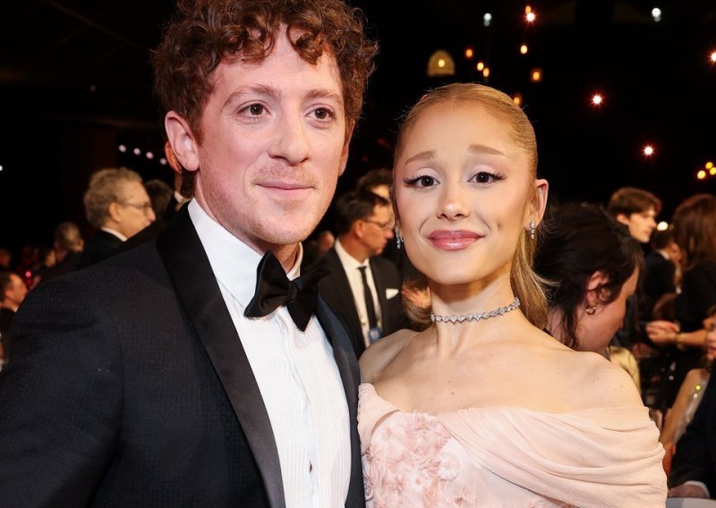 Ariana Grande opet je solo: Prekinula je s dečkom Ethanom nakon tri godine veze