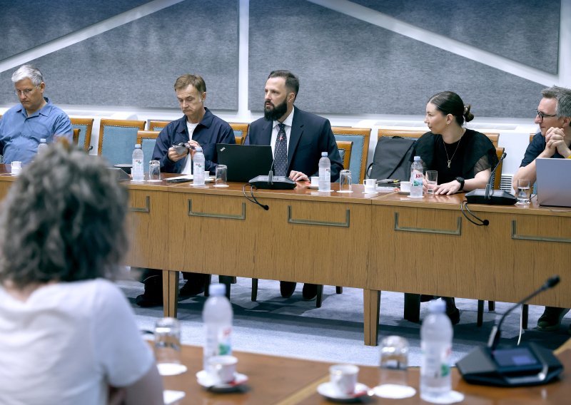 Okrugli stol o zdravstvu: Kupa se u parama s kojima se ne zna upravljati