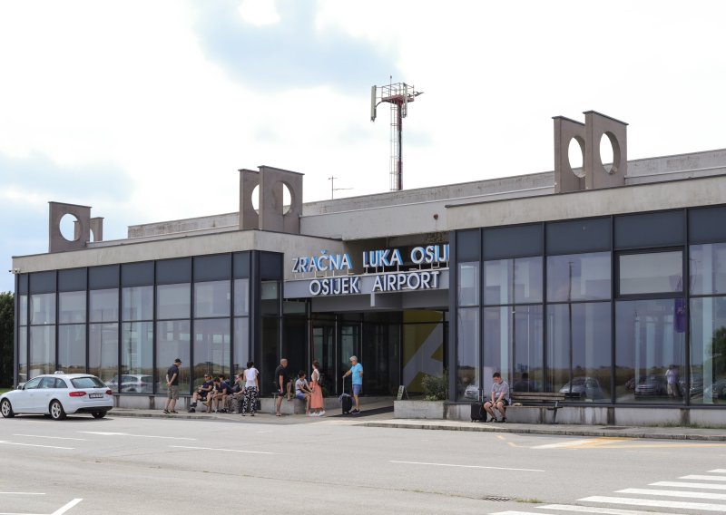 Avion kružio iznad Osijeka zbog bizarnog razloga