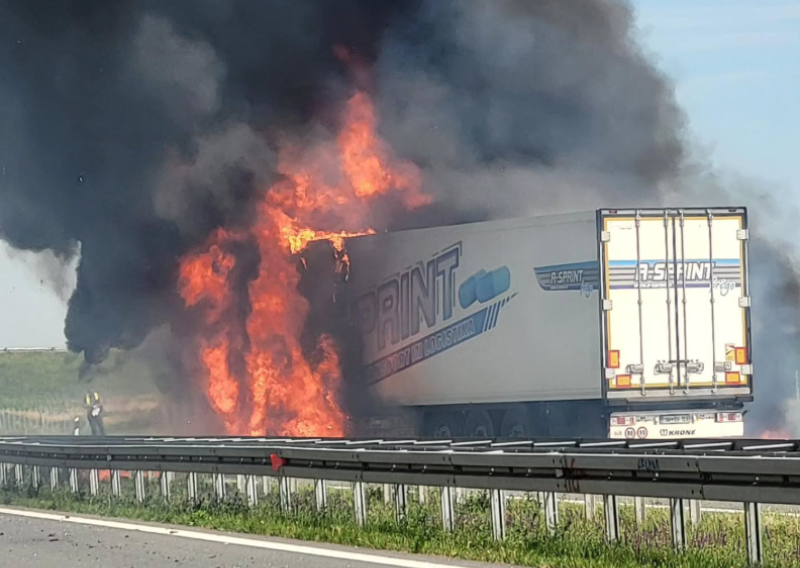 Buktinja progutala kamion na autocesti: Od detonacija se tresla vozila, vozače spasili prolaznici