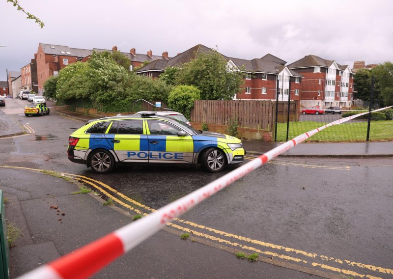 Sjeverna Irska u pripravnosti: Policija poziva na smirenost nakon šokantnog napada u Belfastu