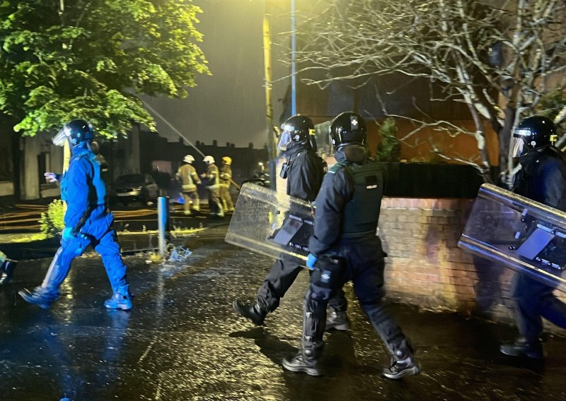 Kaos u Belfastu: Izbili neredi nakon napada nožem, prosvjednici zapalili autobus