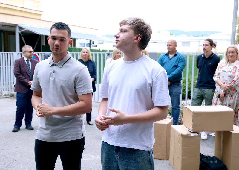 Mladi SDP-ovci održali performans: Za rješavanje ovog problema ostaju nam samo kartonske kutije
