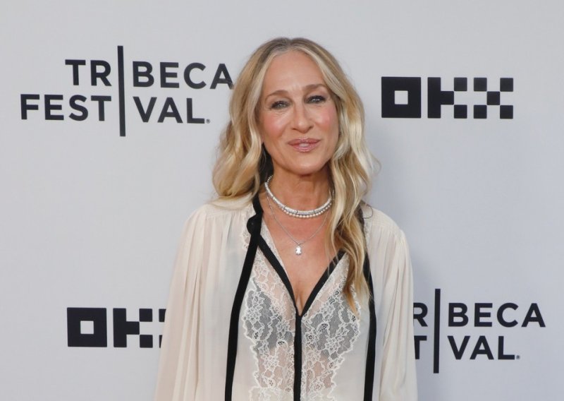 Romantična haljina i brutalne cipele: Sarah Jessica Parker diplomirala u 61. godini
