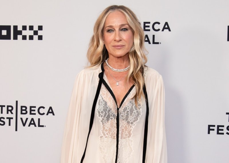 Sarah Jessica Parker nosi bluzu koju ćemo viđati posvuda ovog ljeta