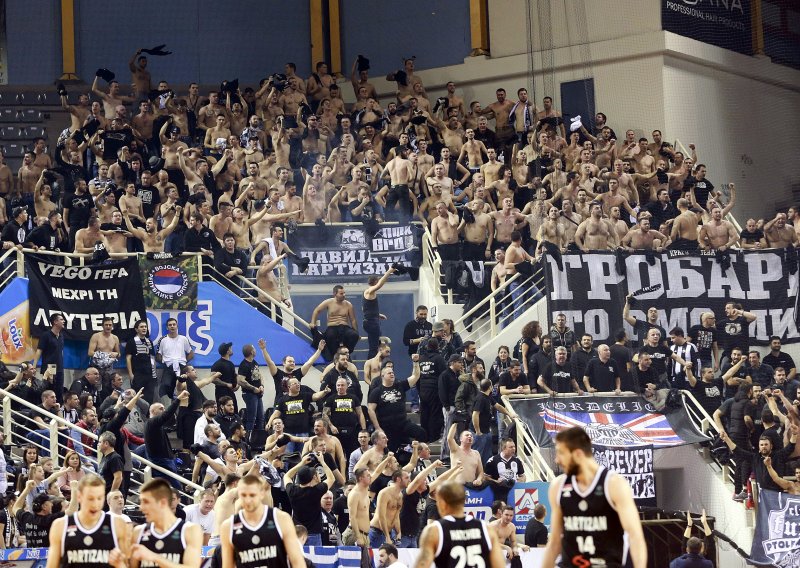 Kaos u Partizanu: Pogledajte sukob na tribinama, reagirala policija