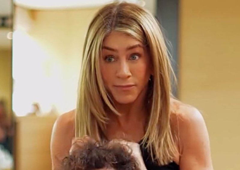Benny Blanco nenajavljeno upao Jennifer Aniston u kuću, ona se pokušala sakriti