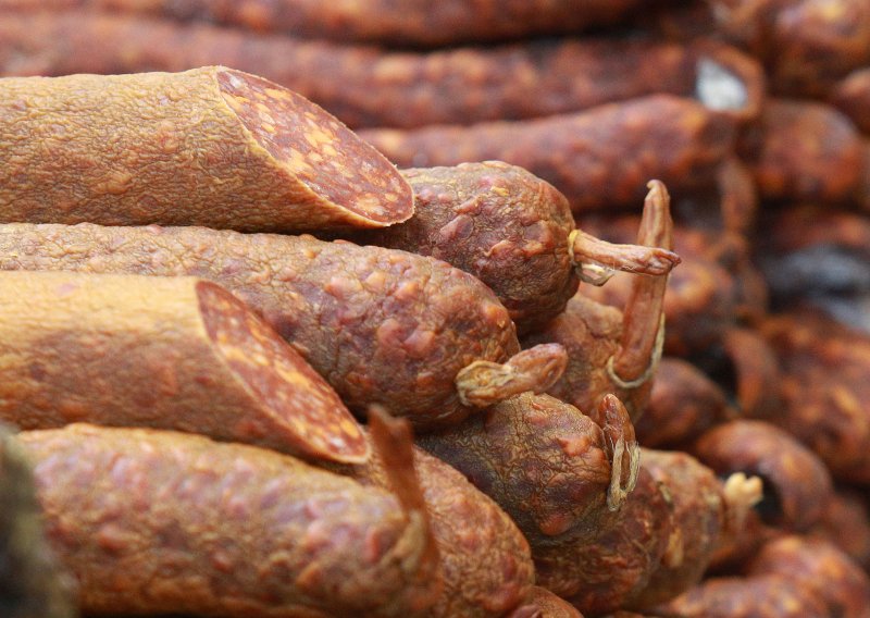 Hitno se povlači: U salami otkrivena opasna bakterija, ne konzumirajte proizvod