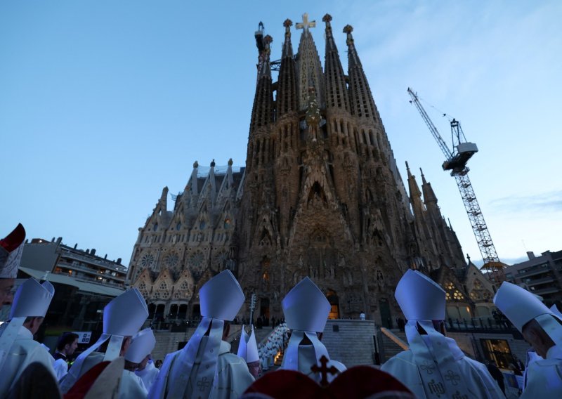 FOTO Sagrada Familia dovršena nakon 144 godine: Papa Lav posvetio najvišu crkvu na svijetu