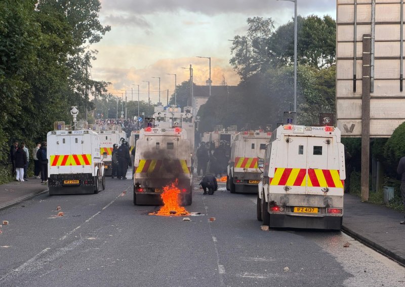 Novi nemiri u Belfastu: Prosvjednici gađali policiju ciglama, na ulice izašao i vodeni top